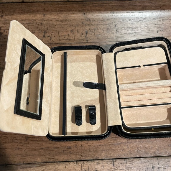 WOLF Other - Wolf Jewelry Case